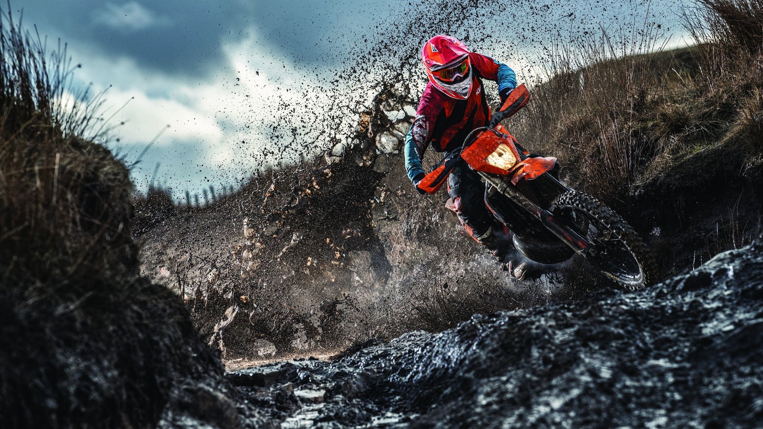 法拉利横扫阿斯顿马丁，勒克莱尔关键制胜，红色跃马的战术与意志双重胜利